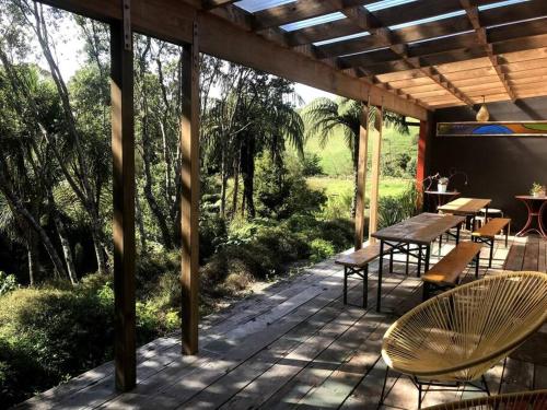 Oakura Pond Cottage - A unique kiwi holiday Bach in Oakura