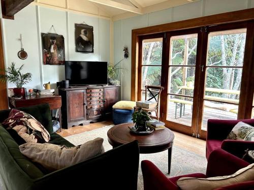 Oakura Pond Cottage - A unique kiwi holiday Bach in Oakura