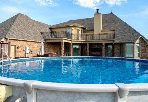 Bassein, 6BR Wanette Sleeps 14 Hot Tub Pool in Wanette