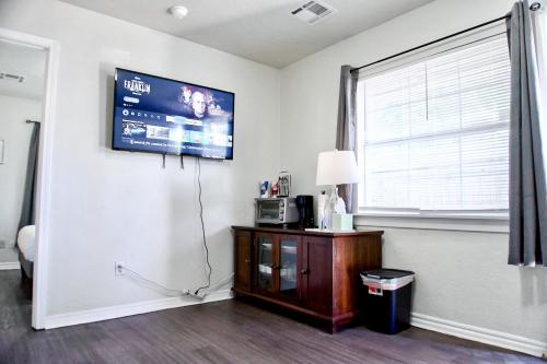 Cozy Winter Oasis W Fast Wifirain Shower Trb in Oklahoma City, USA