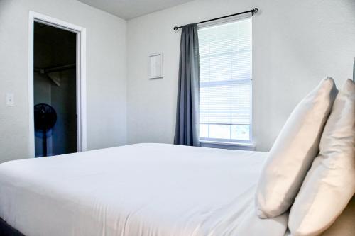 Cozy Winter Oasis W Fast Wifirain Shower Trb in Oklahoma City, USA
