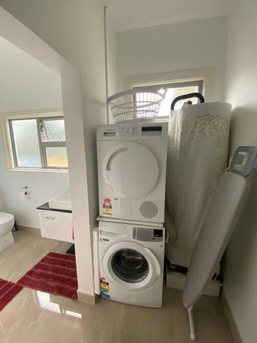 ห้องน้ำ, Sunny apartment in central Karori in คาโรรี