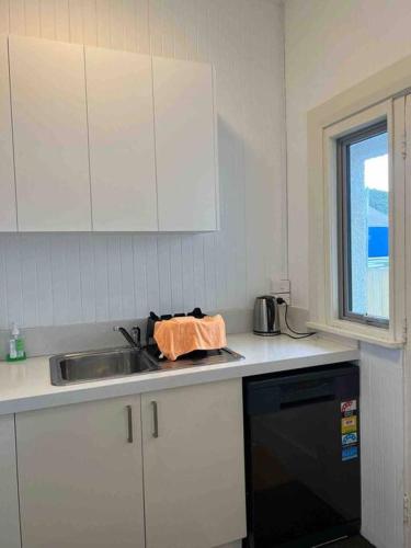 ห้องครัว, Sunny apartment in central Karori in คาโรรี