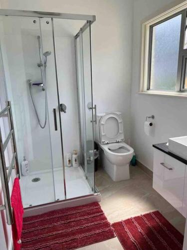 ห้องน้ำ, Sunny apartment in central Karori in คาโรรี