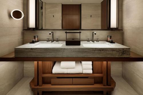 Premier Room (King) image 2