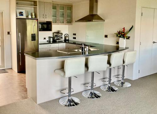 The Bach Wai Rua A Waterfront Home in โอโปโนนี