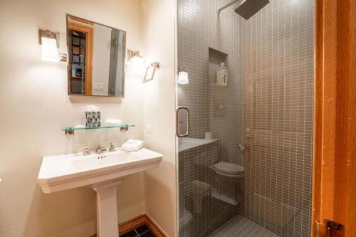 Four-Bedroom Apartment image 2