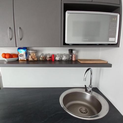 kuchnia, Wanderlust Private Studio Apartment in Country Club