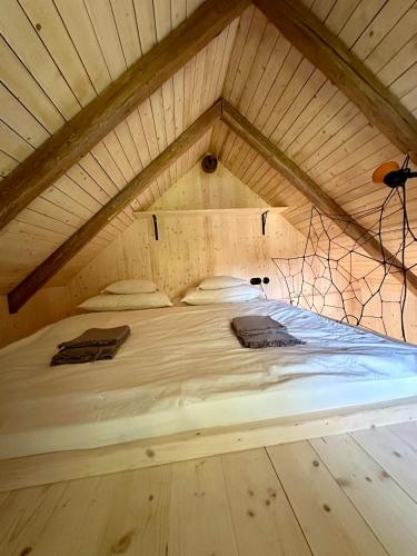TajnyHauz Beehauz terapia na včelách (TajnyHauz Beehauz terapia na vcelach) in Kovacova