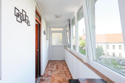 Oradea City Center Apartment Near Aquapark with Jacuzzi & Parking