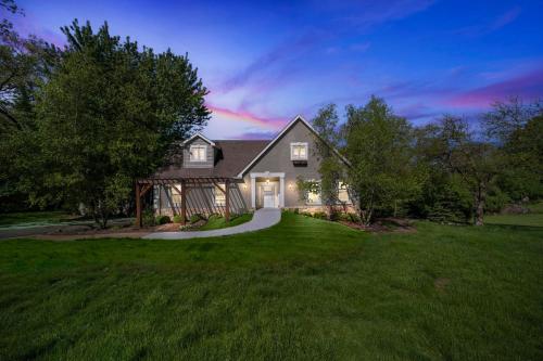 Spacious 5BR Family-Friendly Oasis with Hot Tub home in Algonquin, USA