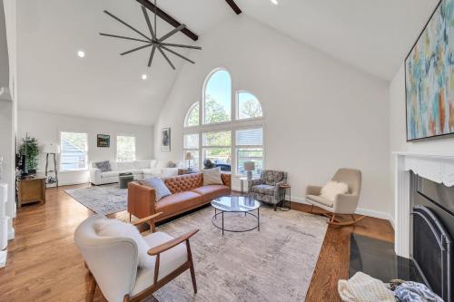 Spacious 5BR Family-Friendly Oasis with Hot Tub home in Algonquin, USA