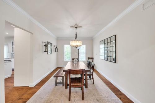 Spacious 5BR Family-Friendly Oasis with Hot Tub home in Algonquin, USA