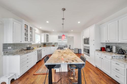 Spacious 5BR Family-Friendly Oasis with Hot Tub home in Algonquin, USA