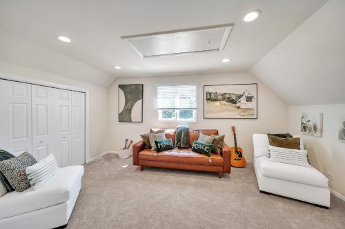 Spacious 5BR Family-Friendly Oasis with Hot Tub home in Algonquin, USA