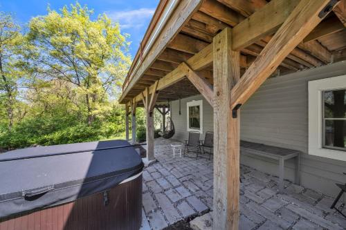 Spacious 5BR Family-Friendly Oasis with Hot Tub home in Algonquin, USA