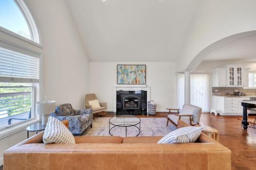 Spacious 5BR Family-Friendly Oasis with Hot Tub home in Algonquin, USA