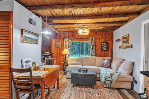 Rustic Willow Retreat - Outdoor Adventures cabin in Hazelhurst, USA