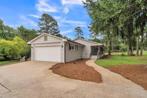 Secluded Retreat- Cozy & Spacious with Water Access home in Gainesville, USA