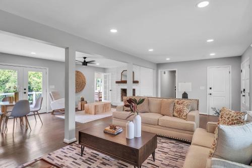 Secluded Retreat- Cozy & Spacious with Water Access home in Gainesville, USA