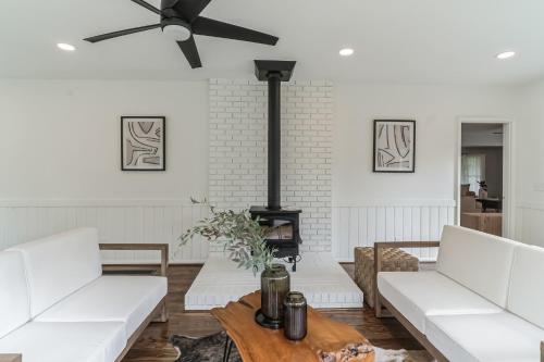 Secluded Retreat- Cozy & Spacious with Water Access home in Gainesville, USA