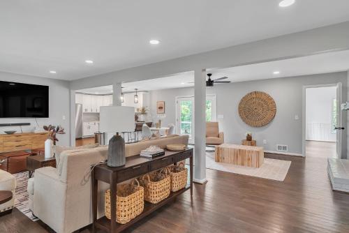 Secluded Retreat- Cozy & Spacious with Water Access home in Gainesville, USA