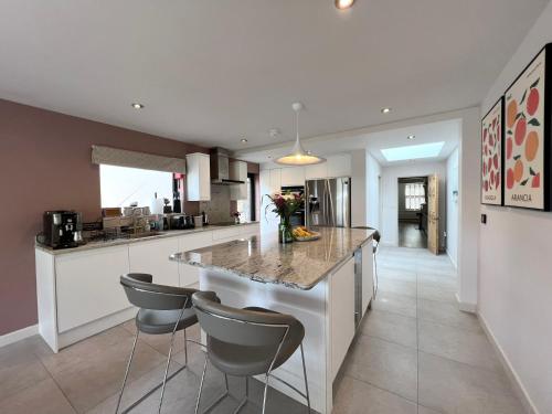Luxury Family Home in Central Windsor with Garden - image 12