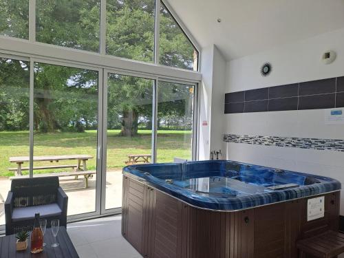 Karstais baseins, Gîte détente Domaine de Helles -Spa Privatif et Sauna (Gite detente Domaine de Helles -Spa Privatif et Sauna) in Poullaouen