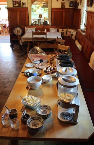 Pfeiffer Alm am Sonnenhang mit Blick auf die Zugspitze Pfeiffer Alm am Sonnenhang mit Blick auf die Zugspitze