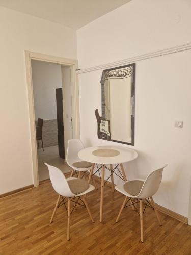 One-Bedroom Apartment image 10
