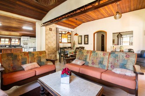 Linda chacara com conforto e meio a natureza