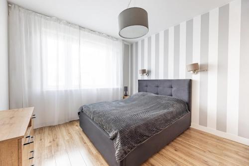 Fajny apartament z parkingiem, obok metra., Varšava