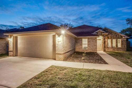 DFW Mid City Gem in Grand Prairie, USA