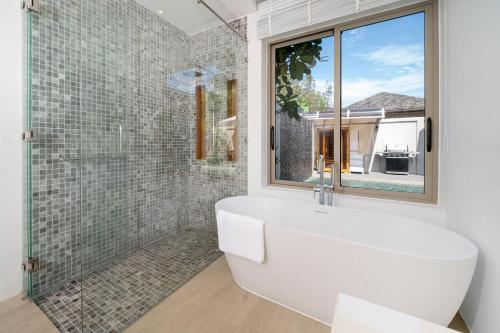 Villa private swimming pool and garden in ลายัน