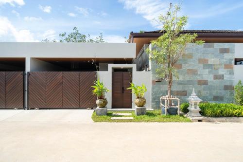ทัศนียภาพภายนอกโรงแรม, Villa private swimming pool and garden in ลายัน