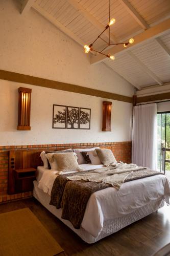 1 queen bed, 1 twin bed