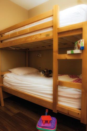 1 queen bed, 2 bunk beds