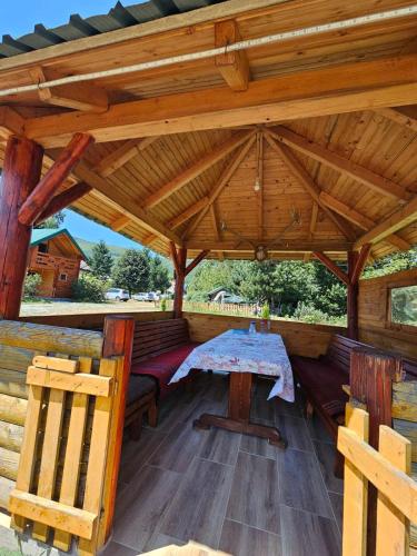 Konaci Oceva Zemlja Vikendica i Bungalovi in Mojkovac