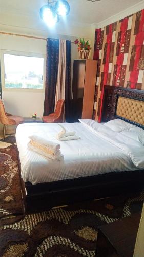 Room with view of the pyramids - image 6