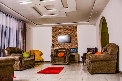 House - Sleeps 10 - Pool - Parking - Patio, Bulawayo (photo 5)