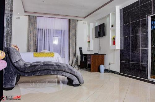 House - Sleeps 10 - Pool - Parking - Patio, Bulawayo (photo 7)