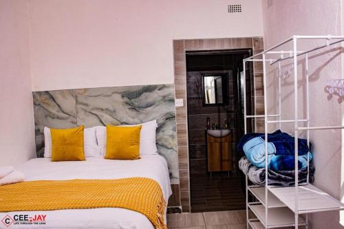 House - Sleeps 10 - Pool - Parking - Patio, Bulawayo (photo 9)
