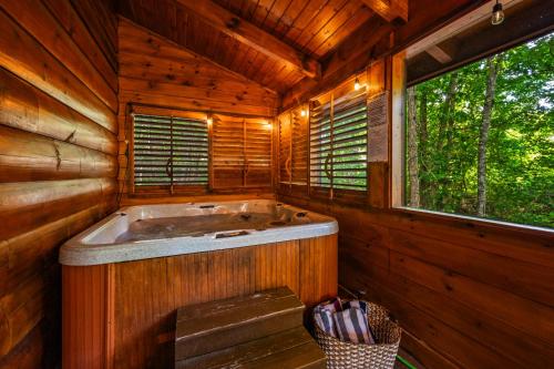 Smoky Cove Resort - Sleeps 20 - With Hot Tub in Sevierville, USA