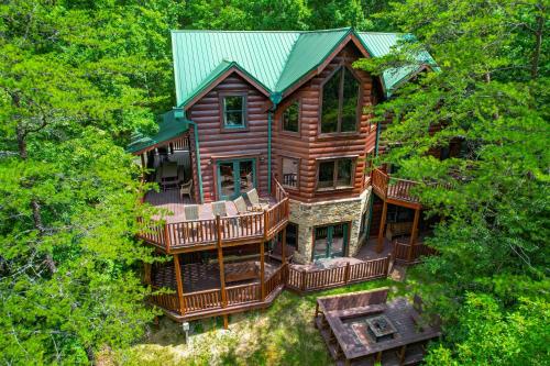Smoky Cove Resort - Sleeps 20 - With Hot Tub in Sevierville, USA