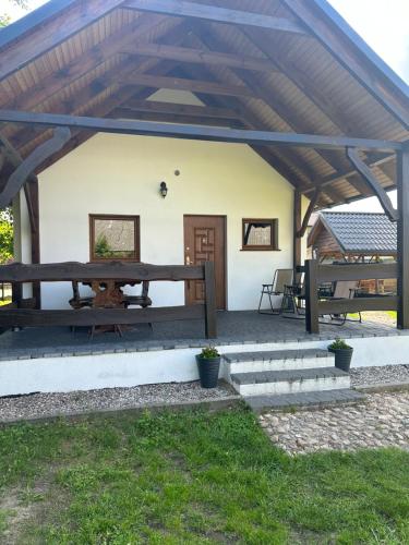 Domek letniskowy 8-osobowy nad jeziorem Wilczyńskim, basen, rowerki wodne pomost kajaki, boisko do siatkówki, wiele udogodnień