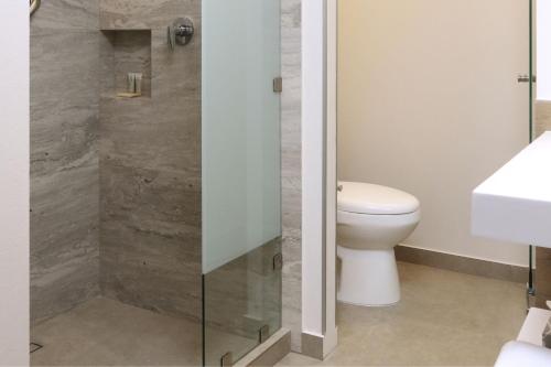 Standard Queen Room image 3