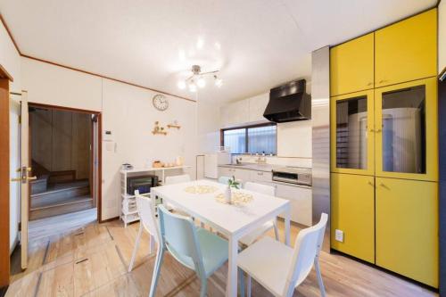 Kitchen, oyadoya nagoya kusu 名古屋 大人数貸切ホテル 最大9名 ペット可 駐車場有り in Onogi