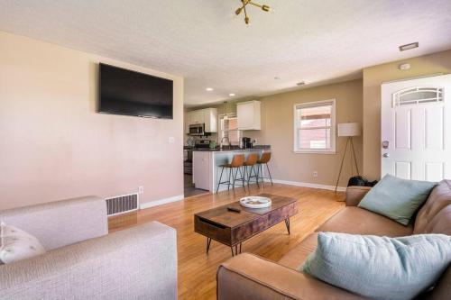 El Retro- Mid Century Ranch near Horse Park & Rupp in Douglas Park