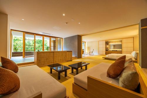 2 twin beds, 2 futon beds