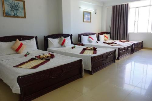 4 queen beds